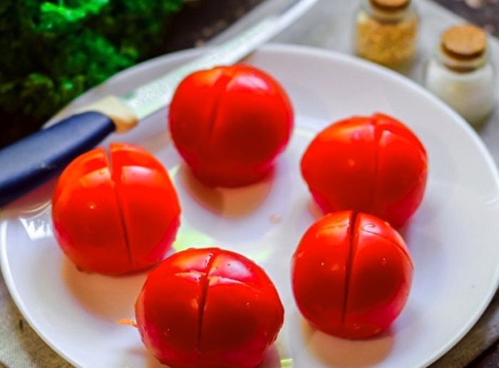 nuplauti ir įpjauti pomidorai