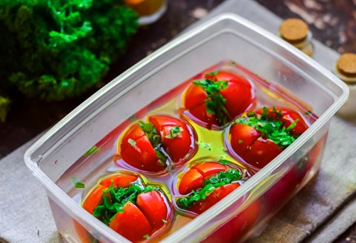 pomidorai užpilti sūrymu