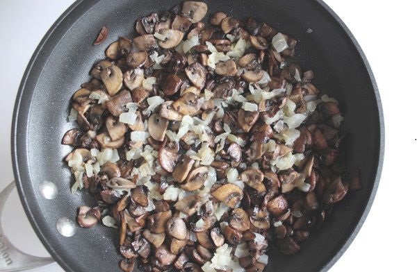 iškepti pievagrybiai su svogūnais