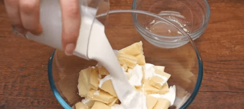 grietinė ant sulaužyto balto šokolado