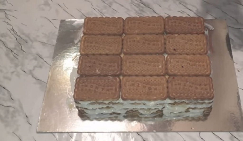 sulipdytas nekeptas sausainių tortas