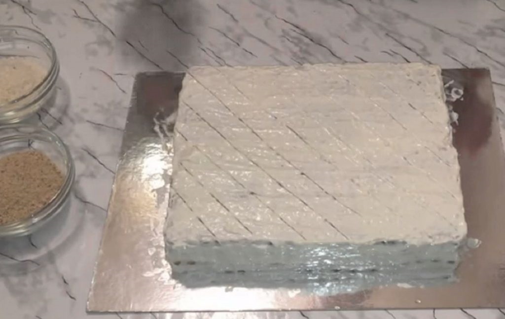 papuoštas nekeptas sausainių tortas