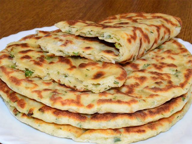 patiekiame blynus su sūrio įdaru