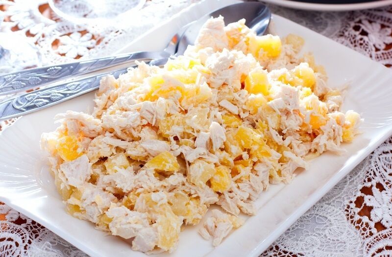 sultingos ananasų salotos su riešutais ir vištiena