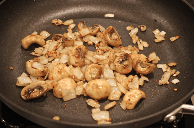 pakepinti pievagrybiai su svogūnais