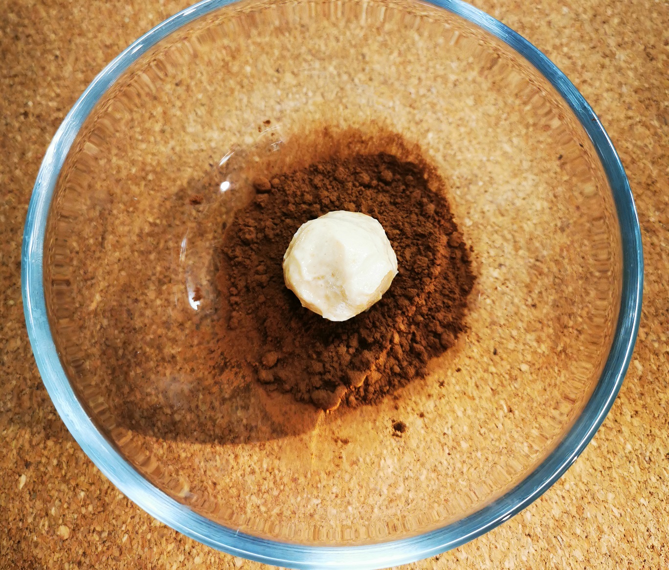 apvoliojame žemės riešutų sviesto triufelius kakavoje