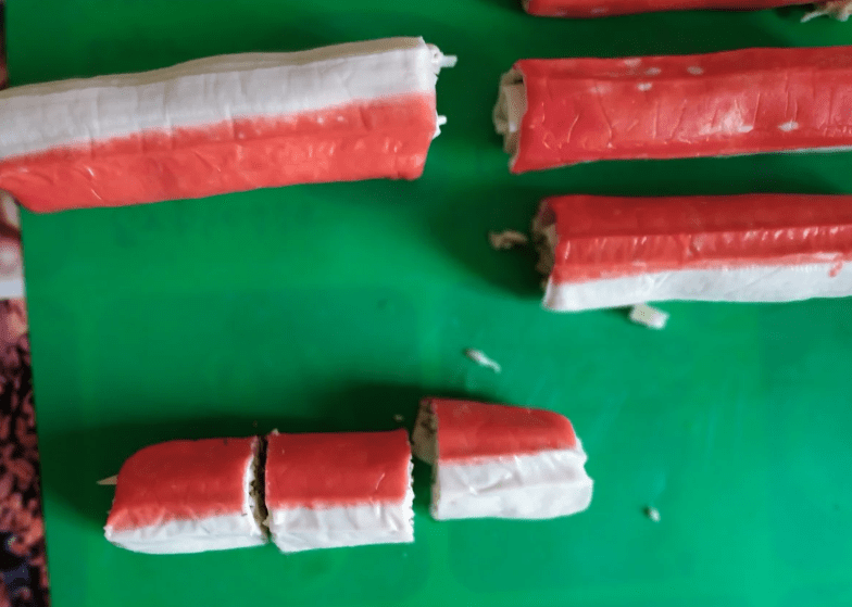 supjaustytas krabų lazdelių užkandis