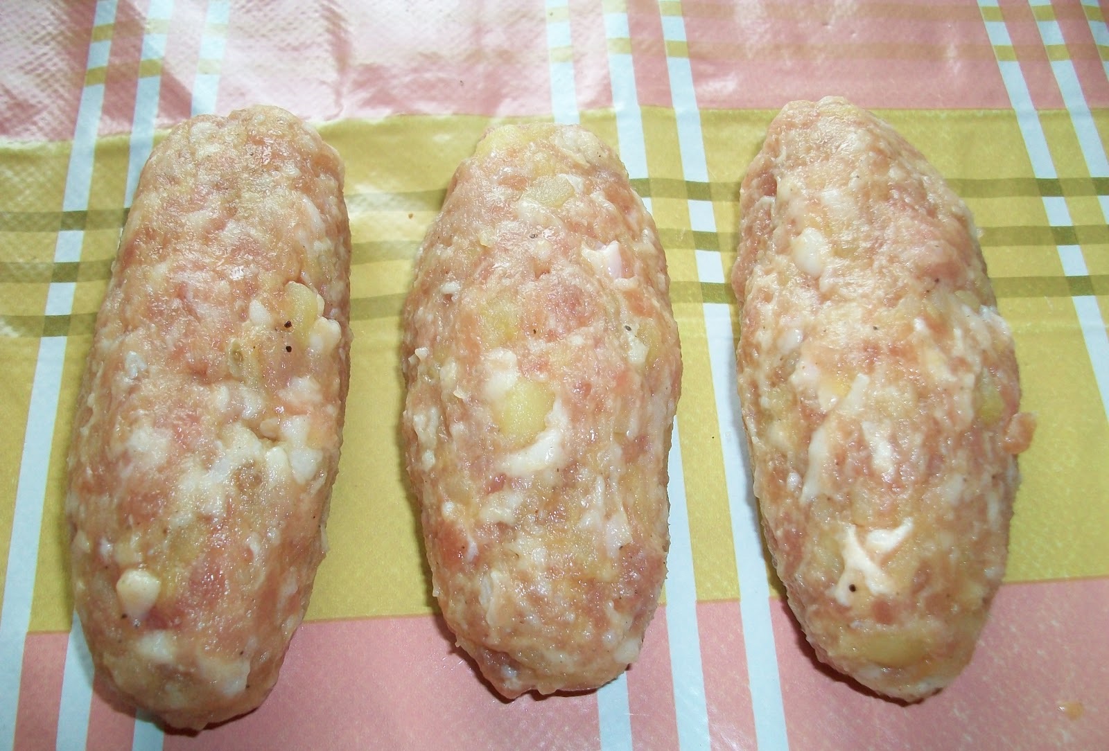 suformuotos kiaulienos dešrelės iš faršo