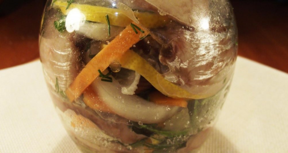 marinuota silkė stiklainyje