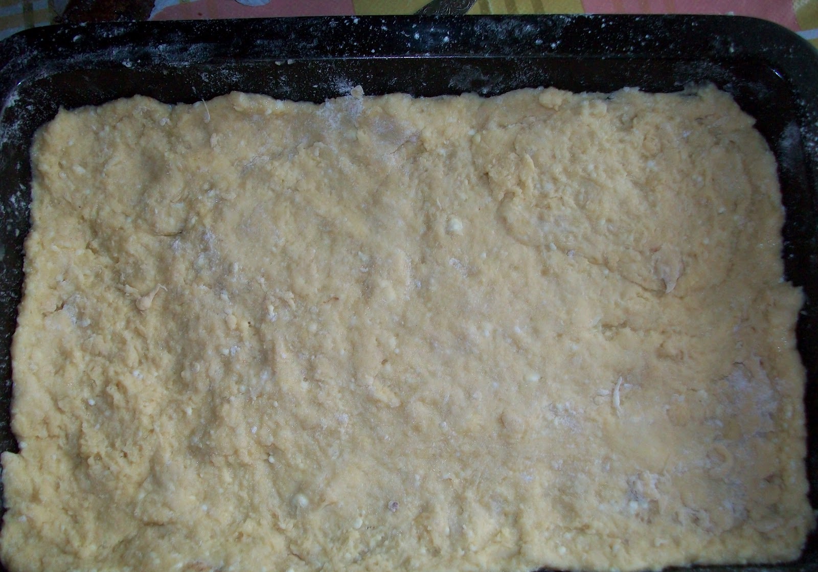 obuolių pyrago tešla kepimo formoje