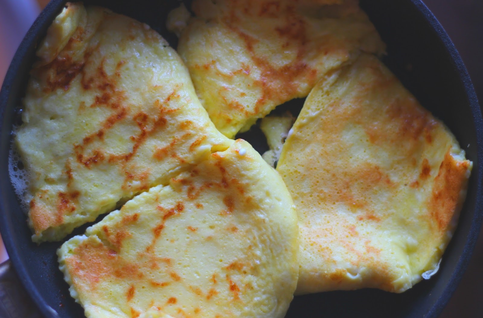 omletas su grūdėta varške keptuvėje