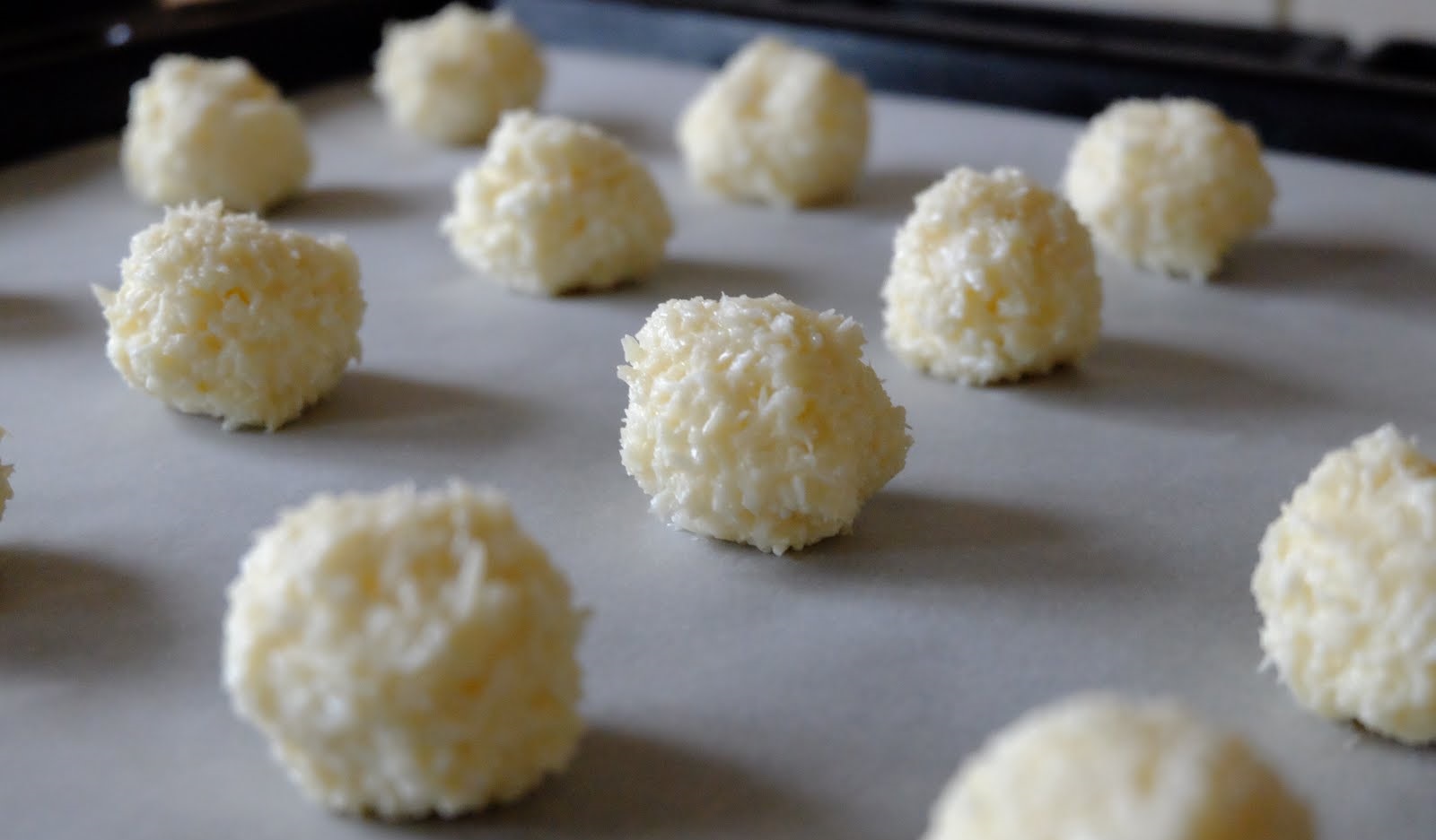 kokosiniai sausainiai kepimo skardoje