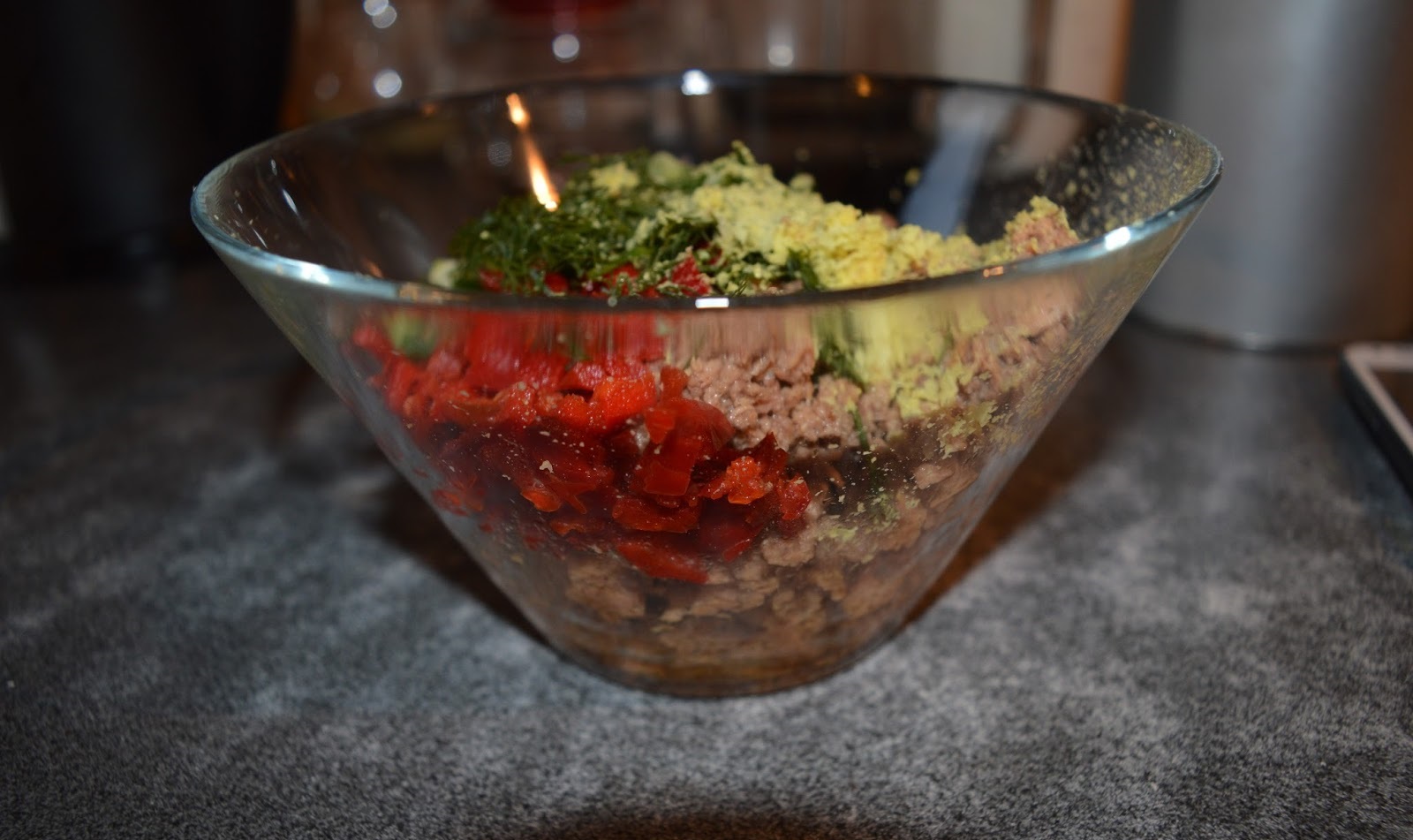 перемешаные ингредиенты  блинчиков с тунца