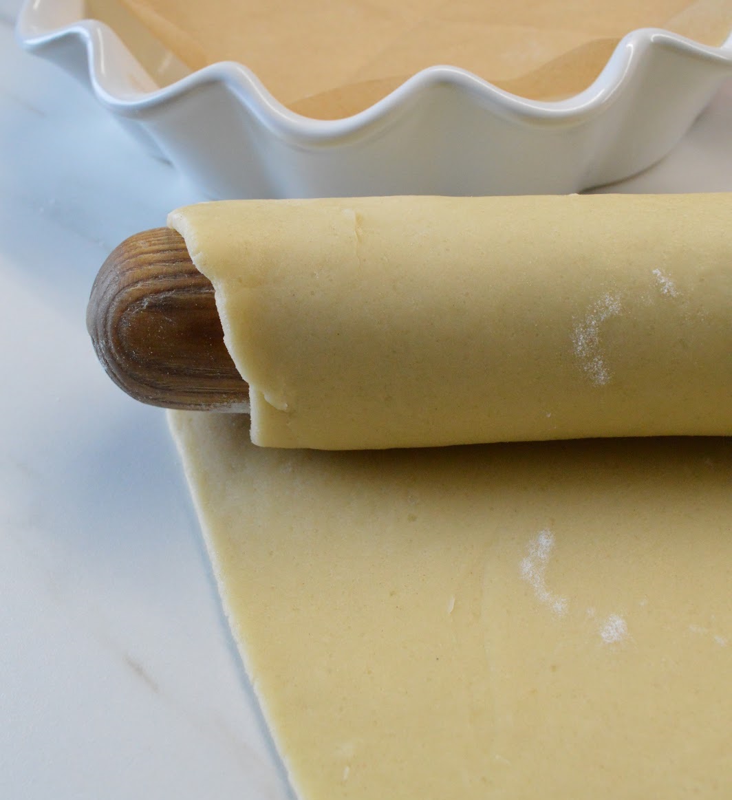 раскатано тесто тыквенного пирага