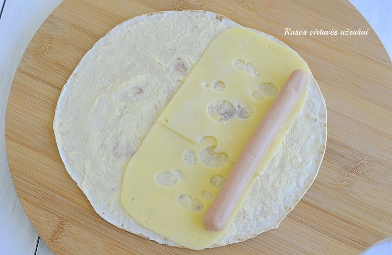 dešrelės ir sūris ant tortilijos