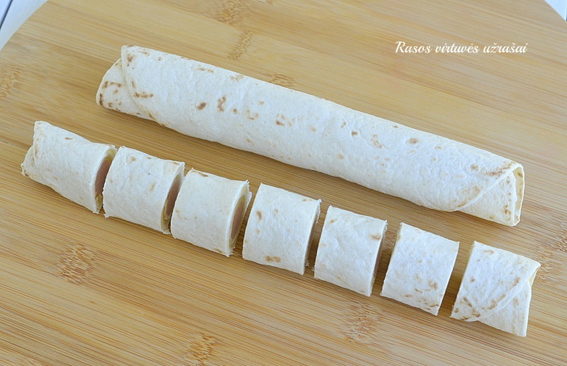 Tortilijų, dešrelių, sūrio ir daržovių iešmeliai orkaitėje - skanus užkandis, paprastai ir greitai!