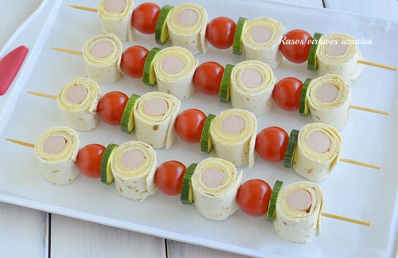 supjaustytas dešrelių ir sūrio užkandis