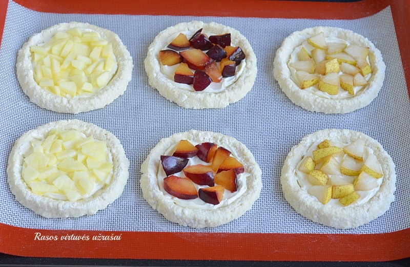 nekepti varškėčiai su vaisiais