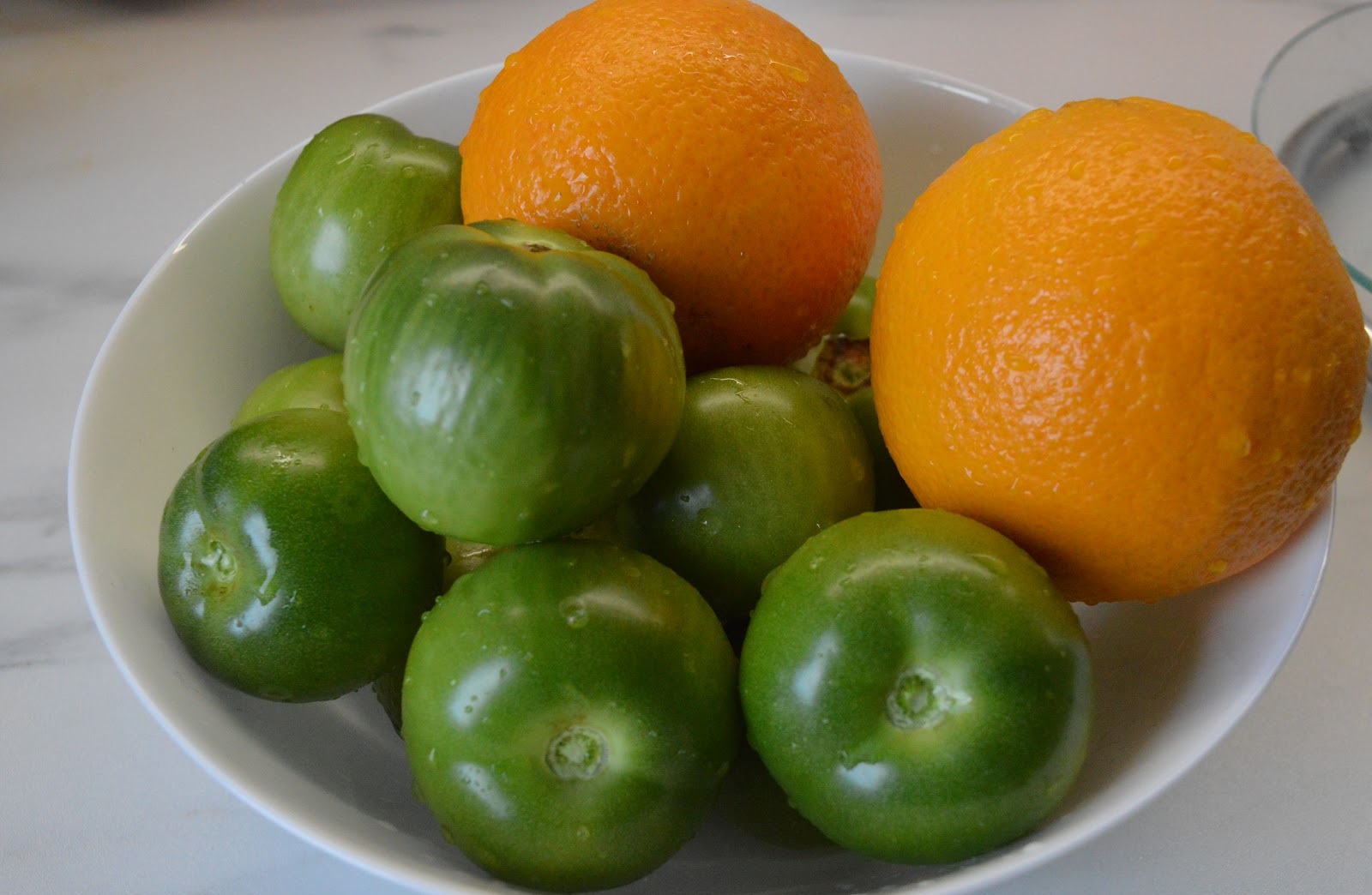 nuplauti apelsinai ir pomidorai