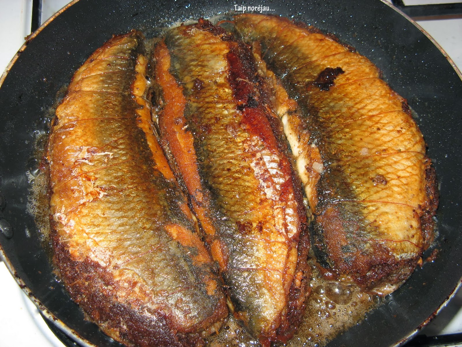 iškepta juoa duona įdaryta silkė