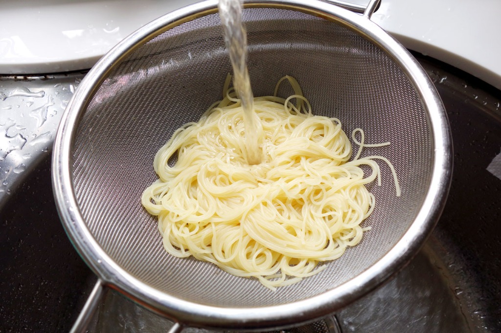 Промывать лапшу. Дуршлаг для спагетти. Дуршлаг для макарон. Промыть макароны. Макароны сливным.
