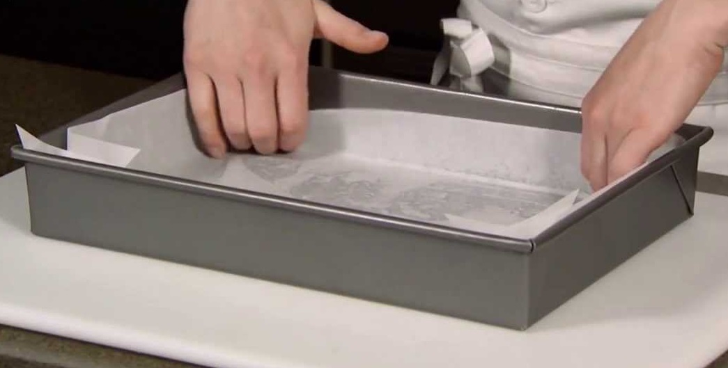 kepimo forma ištiesta su kepimo popieriumi