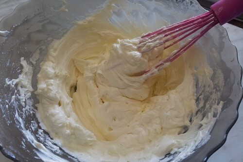 plakta grietinėlė sumaišyta su kondensuotu pienu