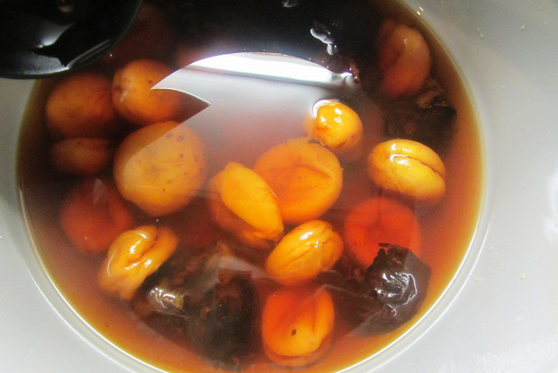 dried raisins apricots poured with water