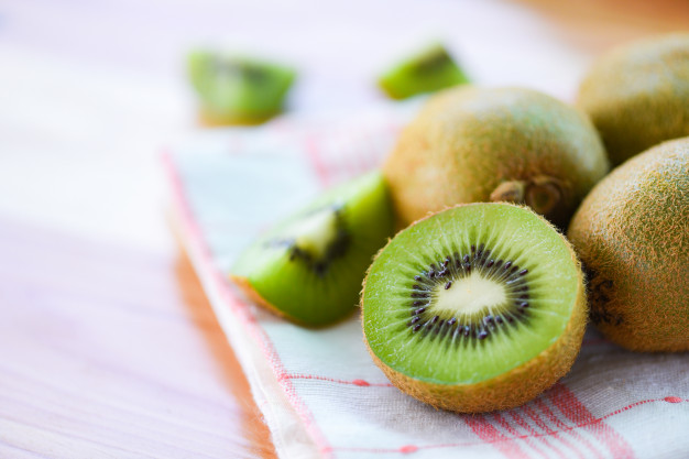 cut kiwi