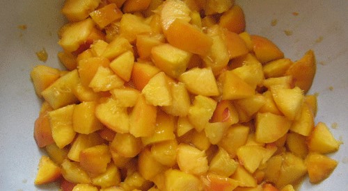 konservuotu persiku kubeliai