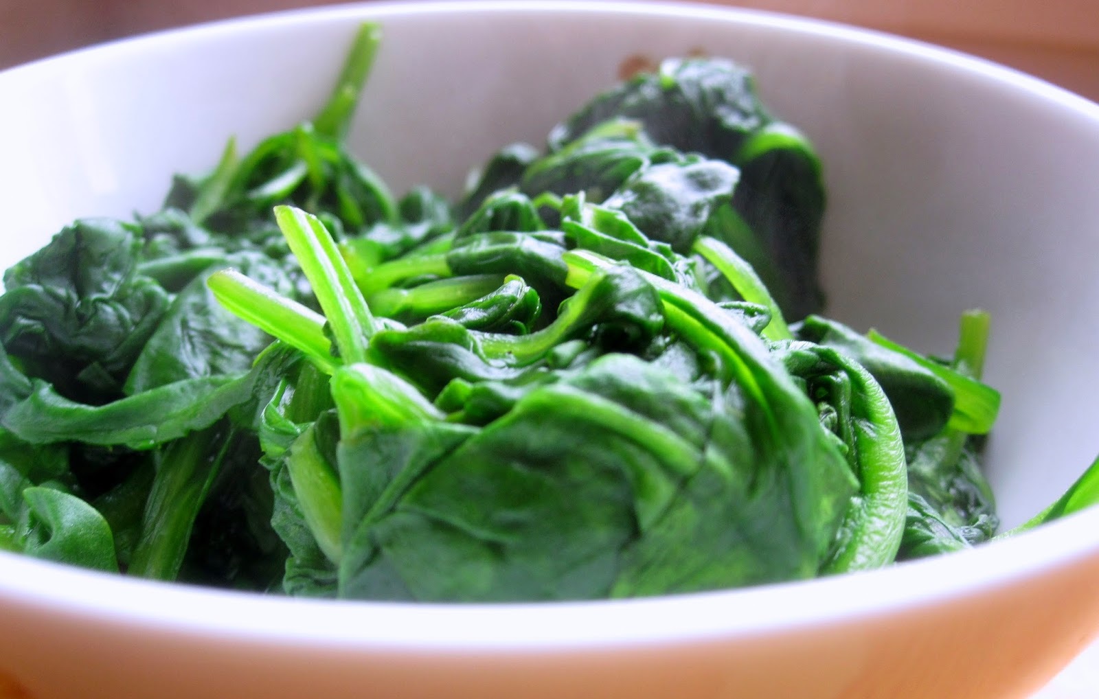 paruošti špinatai indelyje