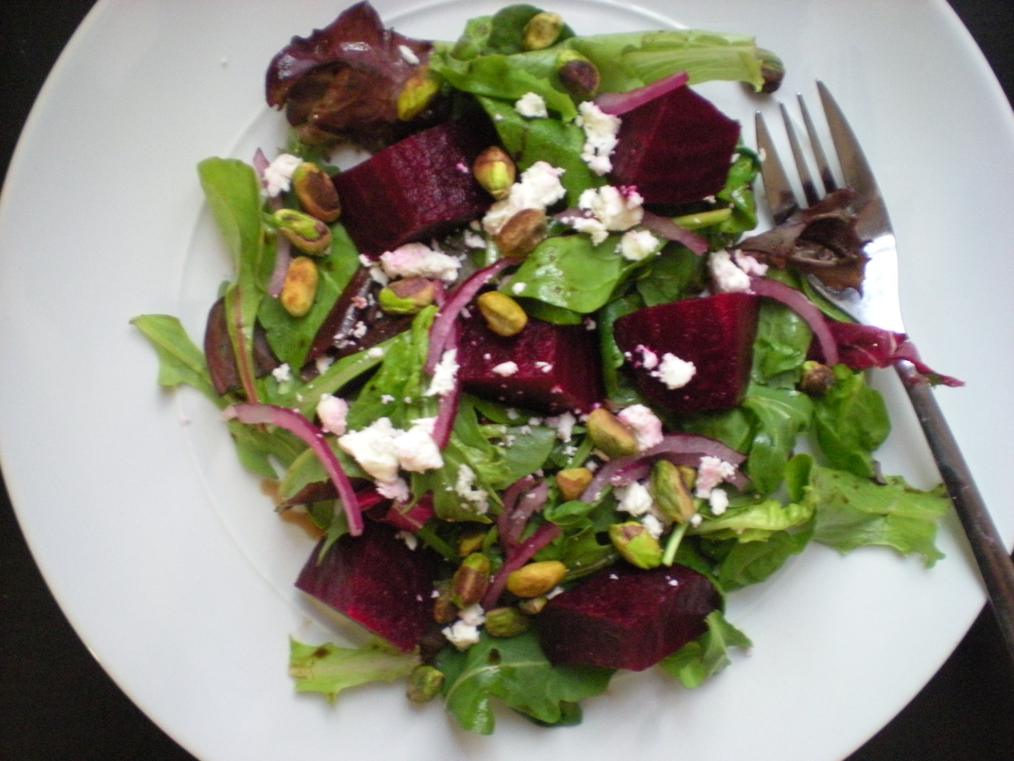 patiektos burokėlių ir fetos sūrio salotos