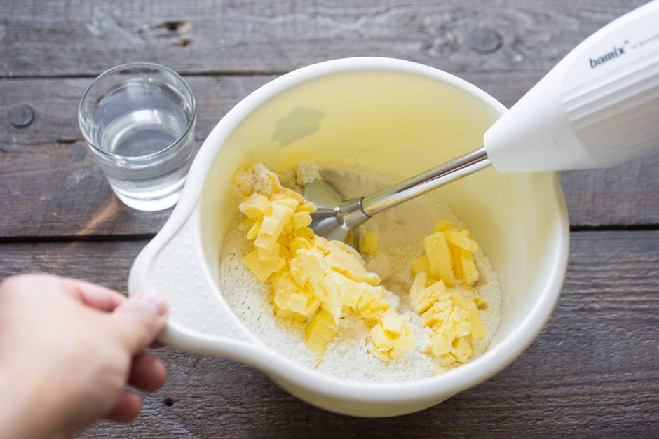 tešla su medumi ir sviesto gabaliukais