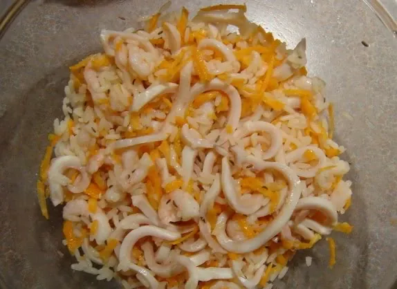 Kalmarų salotos su ryžiais ir morkomis