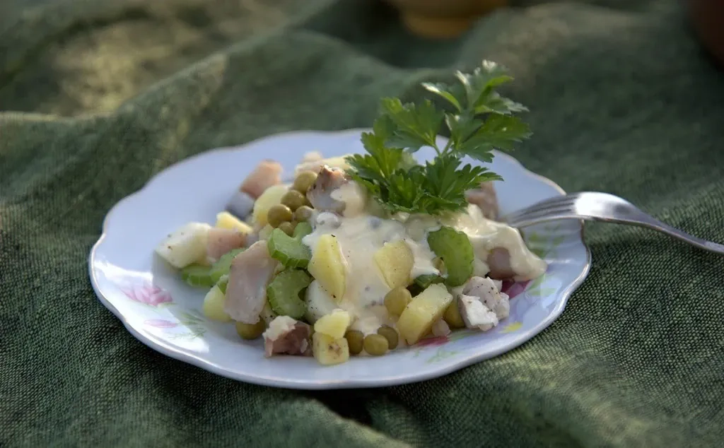 Rūkytos skumbrės salotos su bulvėmis, obuoliais ir žirneliais