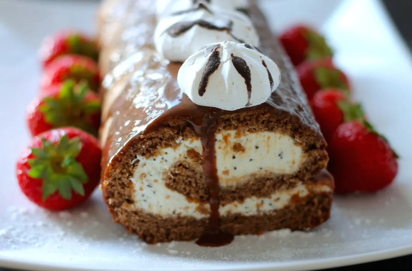 Saldus šokoladinis vyniotinis su maskarponės ir grietinėlės kremu