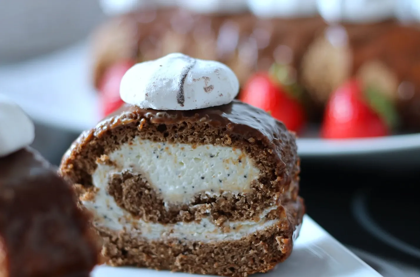 Saldus šokoladinis vyniotinis su maskarponės ir grietinėlės kremu