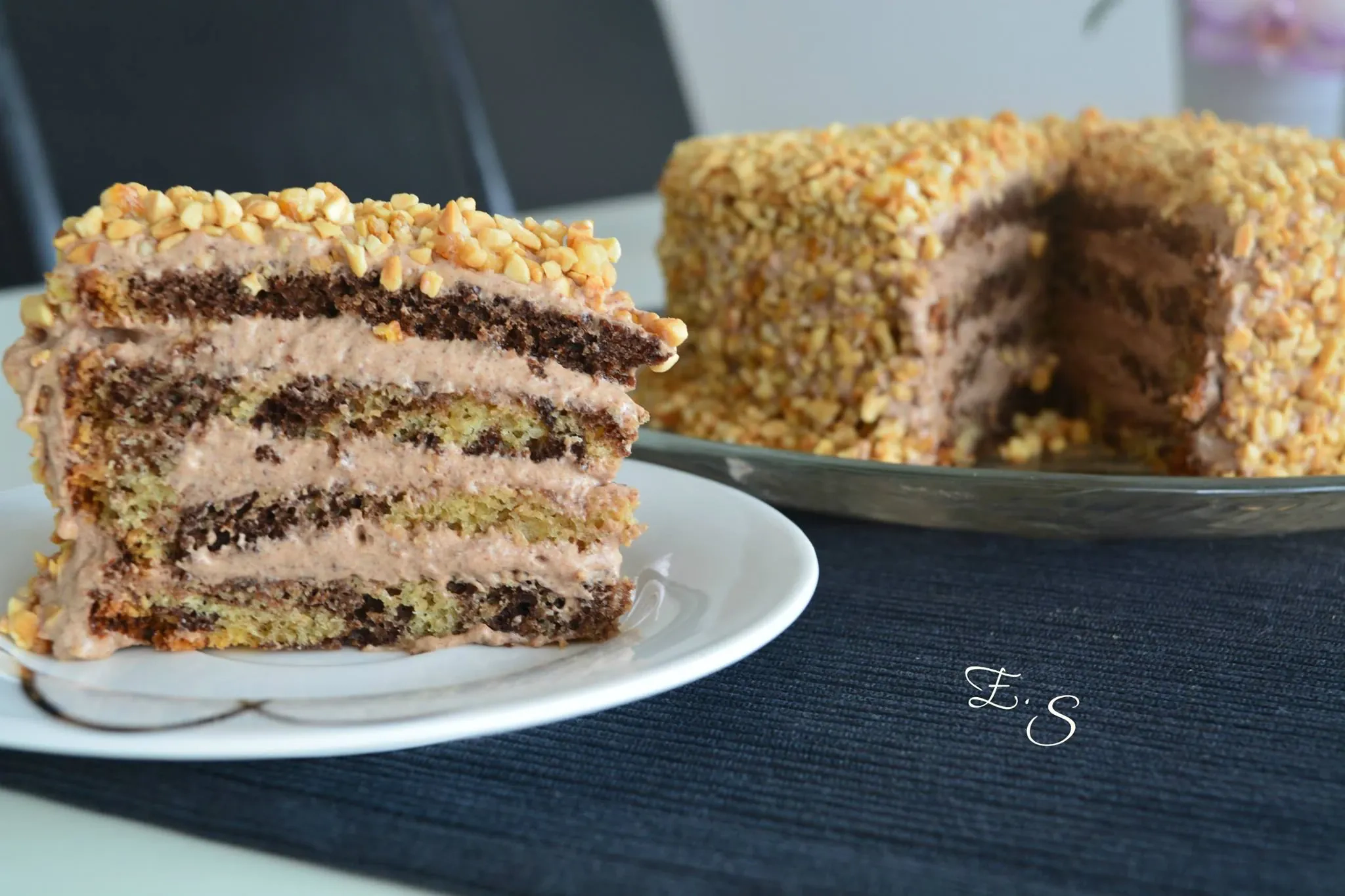 Šokoladinis karamelinis tortas su grietinėlės ir rududu kremu