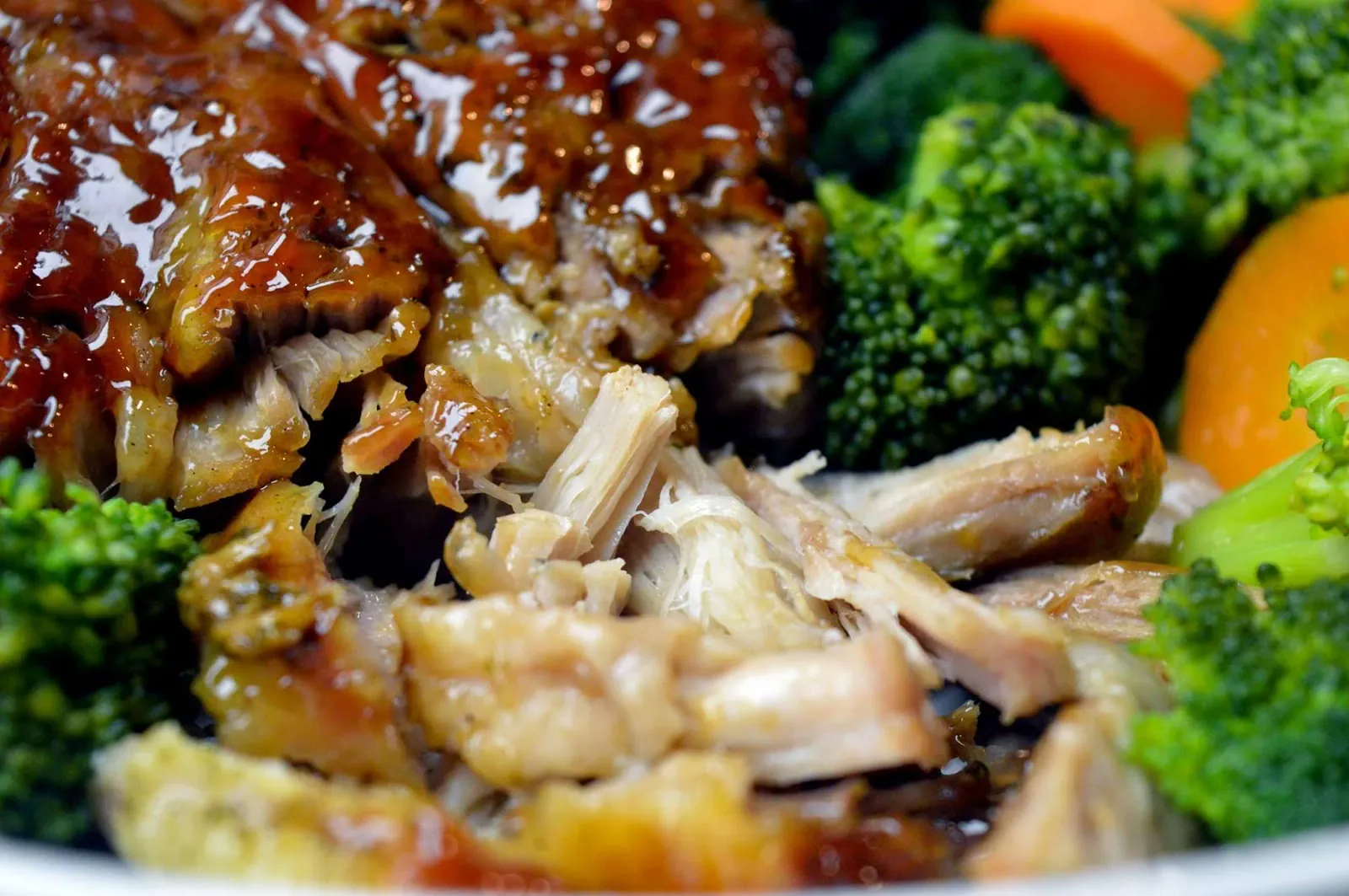 Kepimo maiše, ilgai kepta, plėšyta kiauliena su lipniu teriyaki padažu