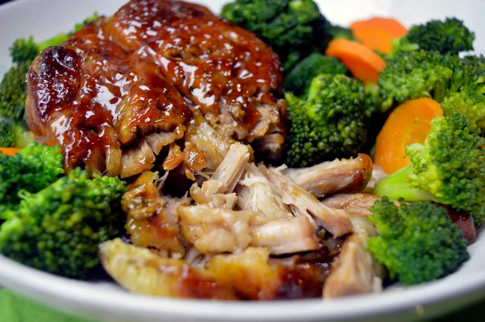 Kepimo maiše, ilgai kepta, plėšyta kiauliena su lipniu teriyaki padažu