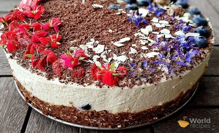 Anakardžių ir kondensuoto pieno kremo nekeptas tortas