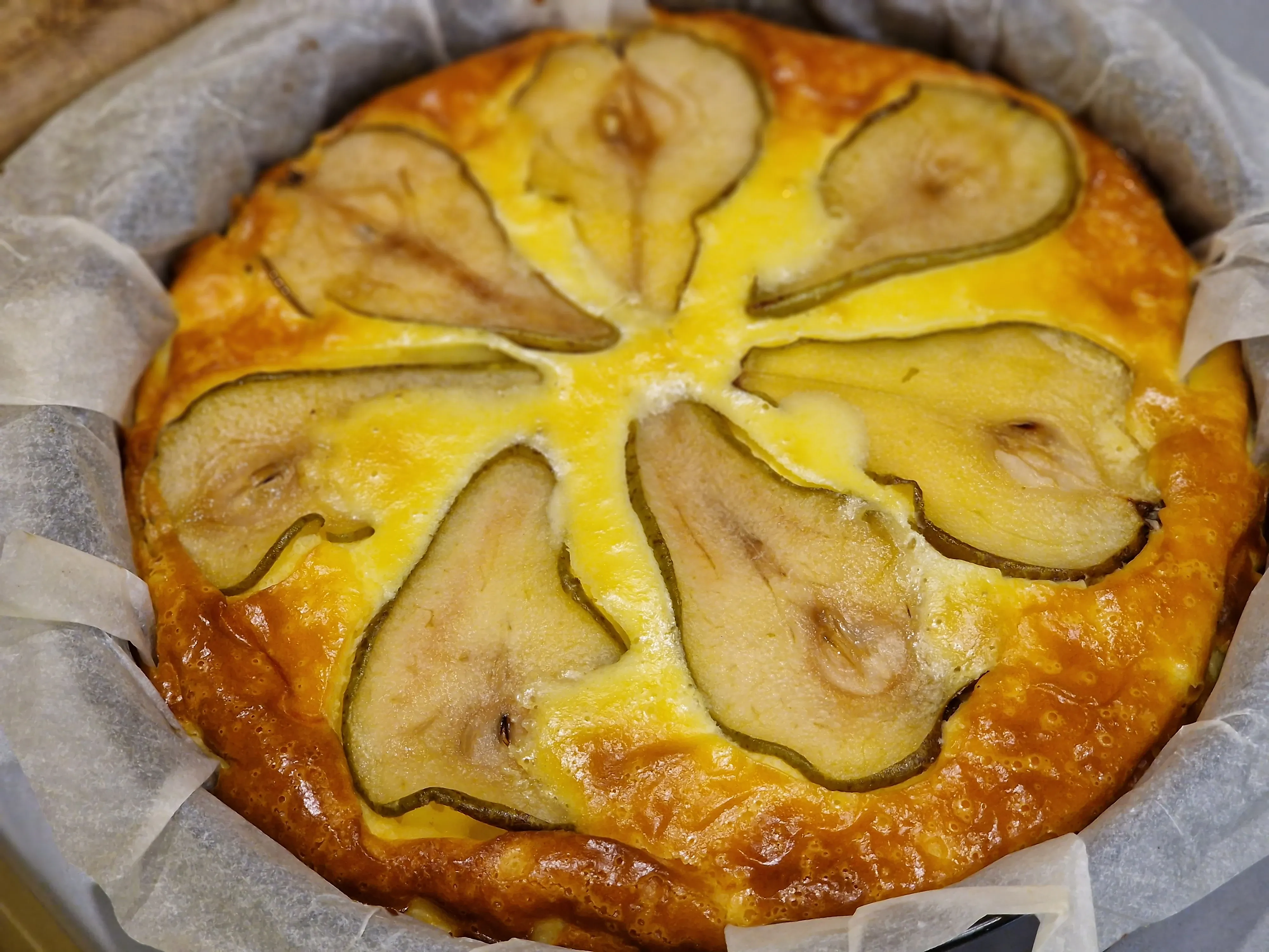 Maskarponės sūrio pyragas - cheesecake'as su karamelizuotomis kriaušėmis