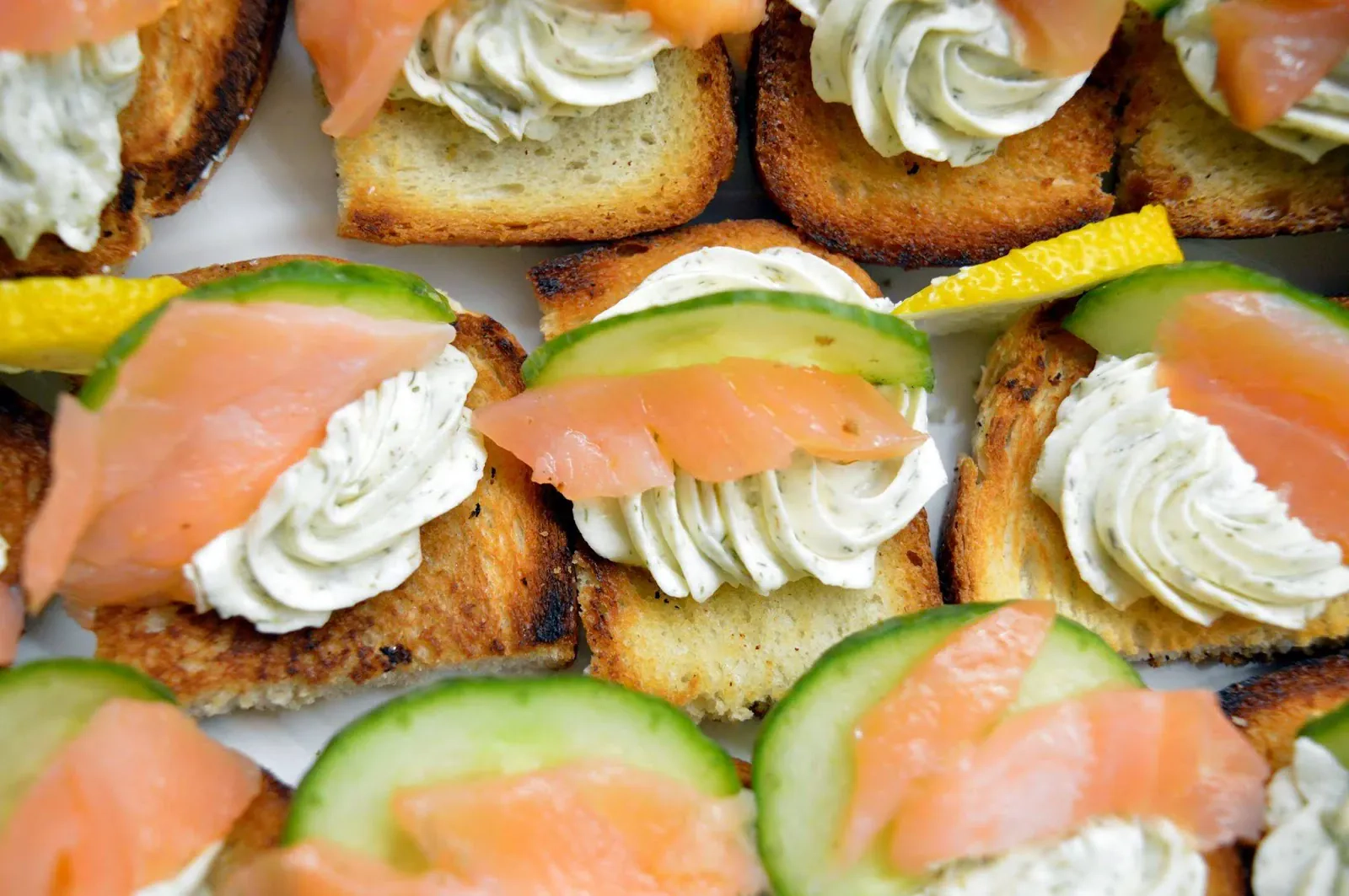 Vieno kąsnio lašišos užkandėlė su maskarpone ir agurkais, ant batono