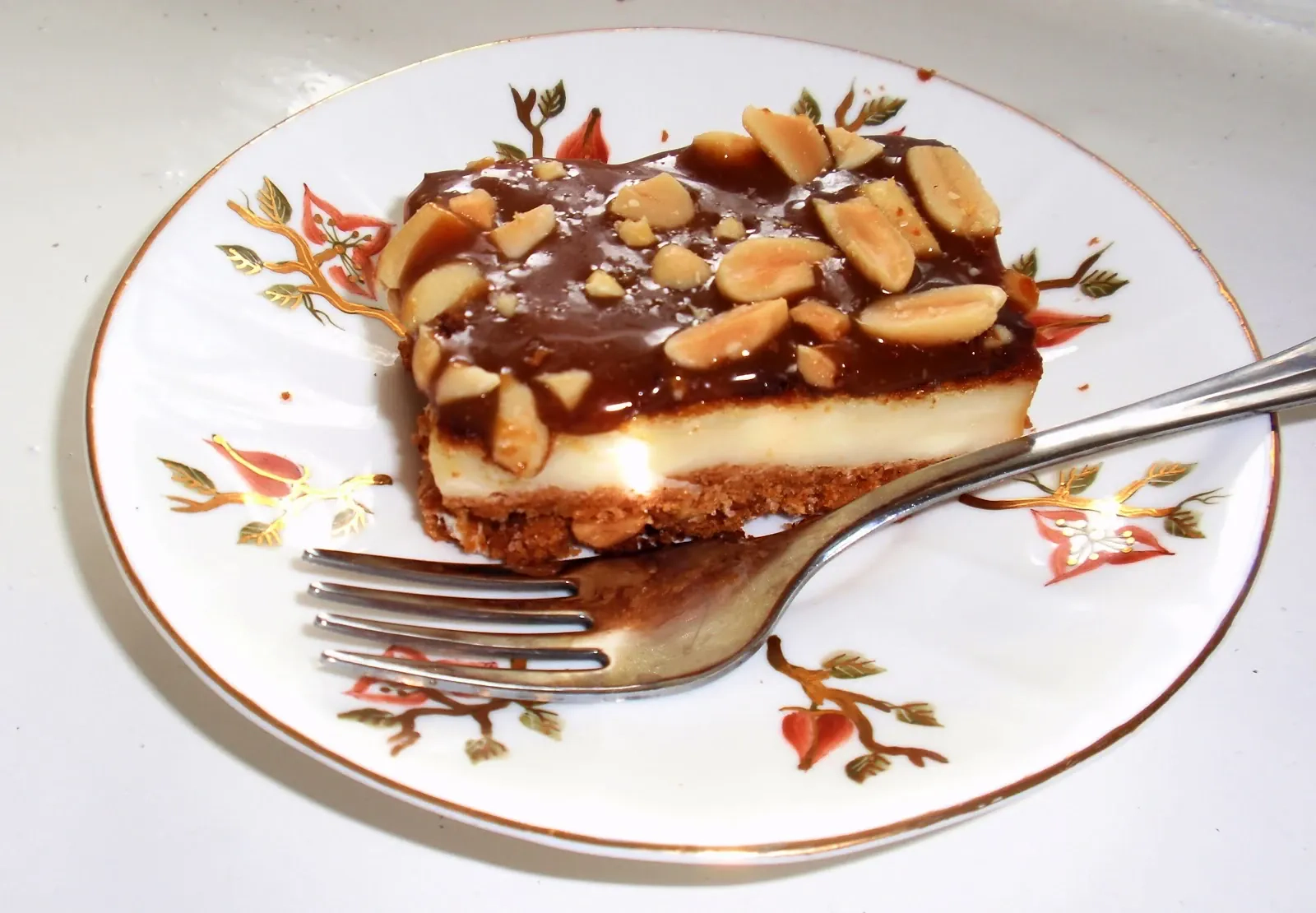 Philadelphia sūrio pyragas su sūdytais riešutais ir karamele