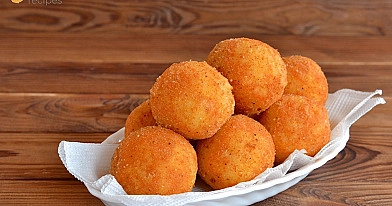 Pikantiško skonio varškės spurgos su alyvuogėmis ir sūriu