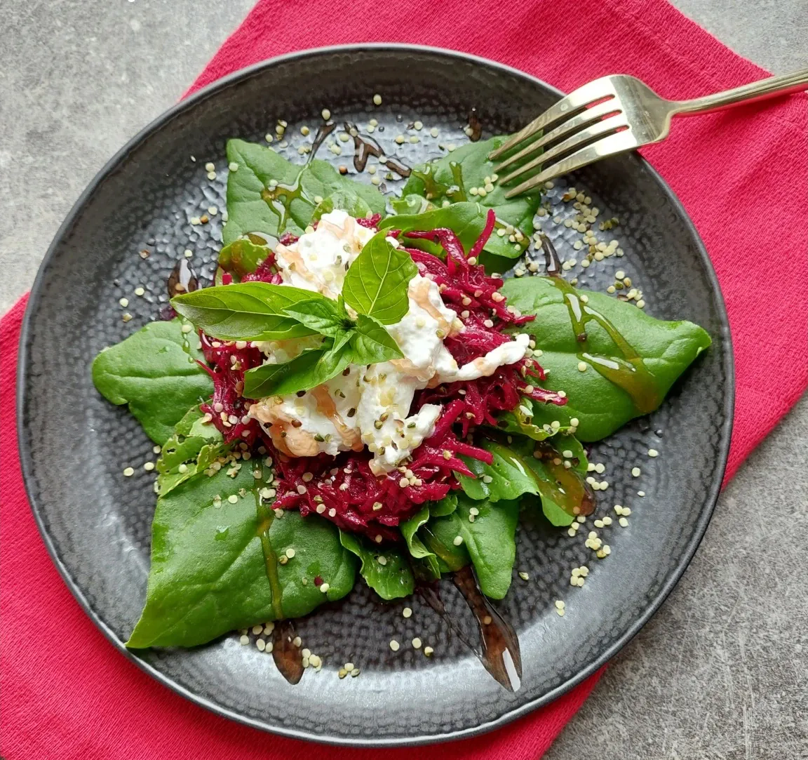 Salotos su marinuotais burokėliais ir buratta sūriu