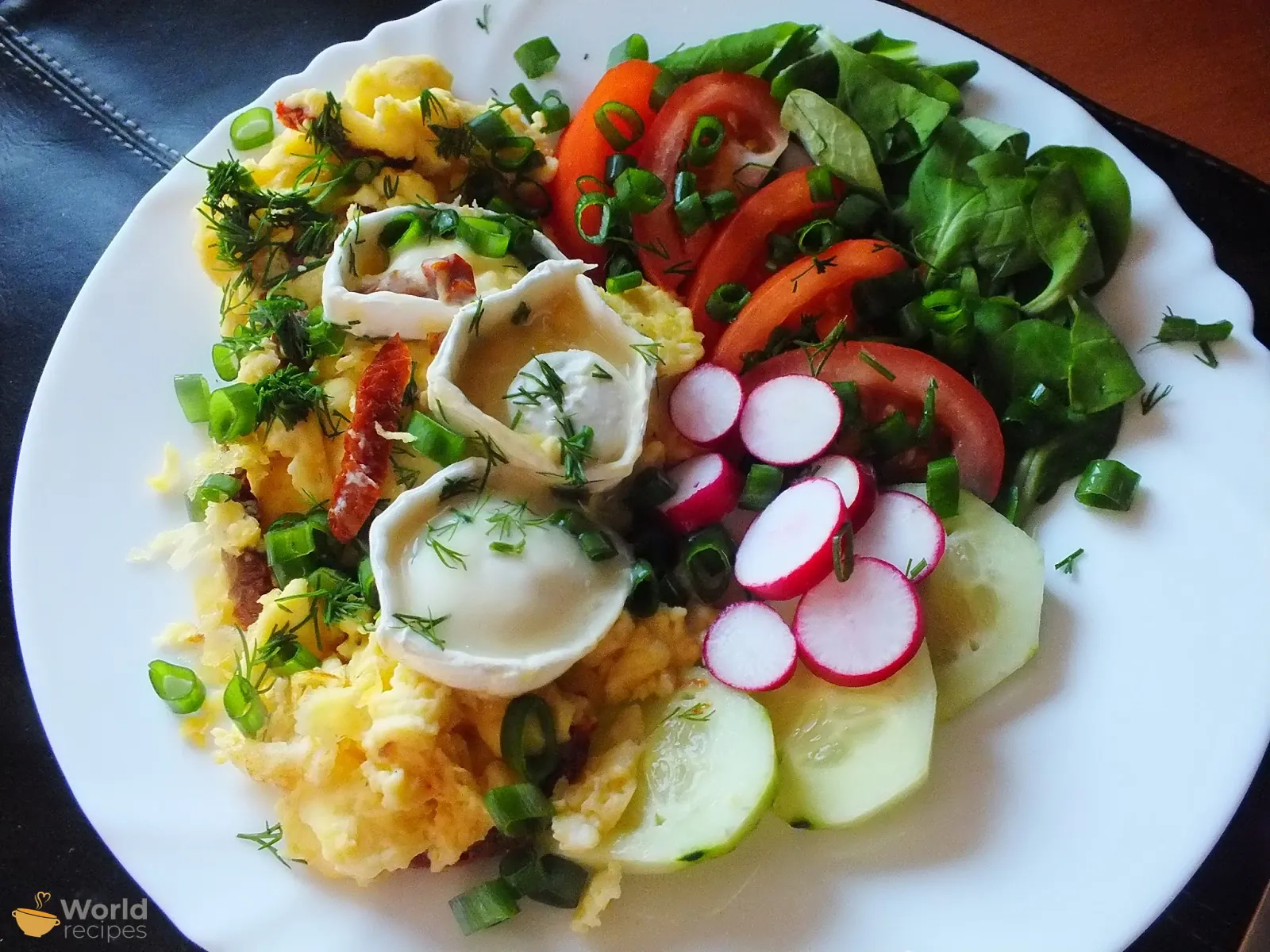Omletas su ožkos sūriu ir saulėje džiovintais pomidorais