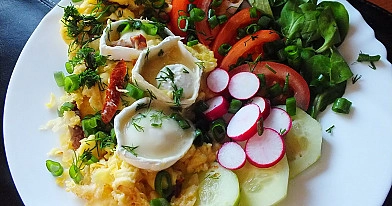 Omletas su ožkos sūriu ir saulėje džiovintais pomidorais