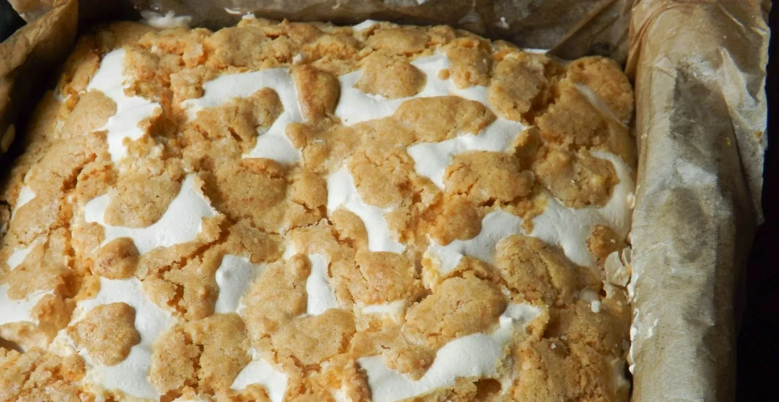 Karališkas obuolių pyragas su sviestine tešla ir bezė baltymų įdaru