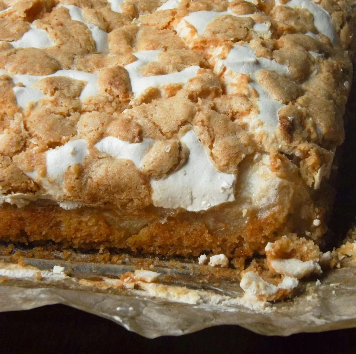 Karališkas obuolių pyragas su sviestine tešla ir bezė baltymų įdaru